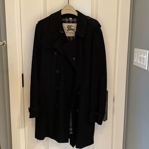 Burberry Men’s Black Kensington Heritage Trench Coat - size 52/mid length